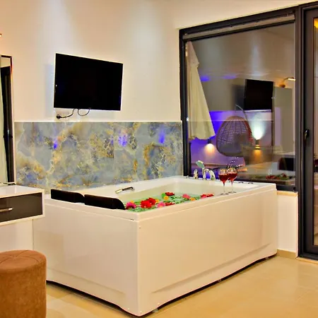 1 Bedroom Secluded In Uzumlu וילה